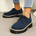 Primer plano de zapatos oxford azul marino con plataforma, costuras amarillas y suela. - 36 / Azul marino