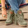 Vista dettagliata degli stivaletti scamosciati verde oliva con frange stile boho - 35 / Verde