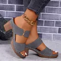 Vue détaillée de mules en daim gris à talons épais avec un design élégant à bout ouvert - Gris