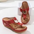 Detalle de sandalias de cuña rojas con logo B dorado y hebilla decorativa - Rojo