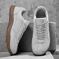 Scarpe da skate in pelle bianca con suola in gomma marrone antiscivolo per uomo - 36 / Scarpe da Skate Casual in Pelle a Punta Larga (2583) / Grigio chiaro