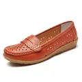 Detailansicht orangefarbener Leder-Loafer mit floralen Aussparungen und weicher Keilsohle - 35 / Orange