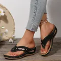 Primer plano de sandalias de cuña negras para mujer sobre fondo de madera rústica - 36 / Negro