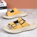 Sandales en daim jaune pour hommes avec doubles boucles et semelle épaisse. - 38 / Jaune