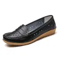 Nahaufnahme schwarzer Leder-Loafer mit Lochmuster und weicher Gummisohle - 35 / Schwarz