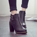 Gros plan de bottines noires élégantes à talons épais avec boucles décoratives de côté - 35 / Noir