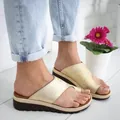 Gouden platform sandalen met teenlus voor dames, comfortabel en trendy voor de zomer. - Goud