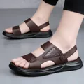 Sandali da uomo premium in vera pelle marrone scuro con suola morbida per l'estate in spiaggia. - Marrone