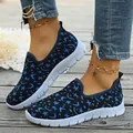 Vista lateral detallada de las zapatillas de malla transpirable con patrones de luna y estrella - 36 / Azul