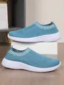 Detailansicht der leichten, blauen, atmungsaktiven Fly-Knit-Walkingschuhe für Damen - Mondblau
