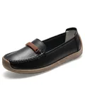 Bequeme schwarze Damen-Leder-Loafers mit weicher brauner Gummisohle und Schnallendetail - 38 / Schwarz