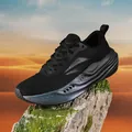 Scarpa da corsa nera con suola spessa e finitura iridescente su una roccia muschiata. - 37 / Nero Iridescente