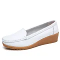 Bequeme weiße Damen-Slipper mit Keilabsatz und ergonomischer brauner Sohle - 35 / Weiß