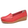 Elegante Damen-Loafer aus rotem Leder mit Keilabsatz und dekorativen Kontrastnähten - 35 / Rot
