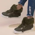 Detail van de olijfgroene dameswinterlaarzen met dikke imitatiebontrand en gouden oogjes - 35 / Legergroen