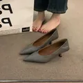 Elegantes zapatos de tacón bajo tejidos grises con punta para oficina. - 34 / Gris