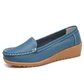 Bequeme blaue Leder-Slipper mit Keilabsatz für Damen mit weißen Ziernähten. - 35 / Blau