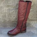 Dettaglio degli stivali alti bordeaux da donna con cerniera laterale e tacco basso - 35 / Borgogna