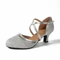Silberne Glitzer-Pumps mit geschlossenem Zehenbereich, mittelhohem Absatz und Riemen - 35 / Silber