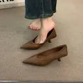 Elegantes zapatos de tacón bajo trenzados en color marrón con punta fina retro chic. - 34 / Café