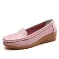 Bequemer rosa Leder-Mocassin mit Keilabsatz und stilvollen weißen Ziernähten für Damen - 35 / Rosa