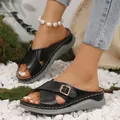 Détail de sandales à plateforme noires pour femmes avec lanières croisées et boucle - Noir