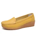 Bequeme gelbe Leder-Keilslipper für Damen mit modischem Nahtdetail für den Alltag - 35 / Gelb