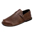 Vue détaillée des chaussures en cuir marron à bout large pour hommes avec perforations. - 38 / Brun Ajouré