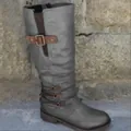 Stivali alti grigi da donna con cinturini decorativi con fibbia marrone e tacco basso - 35 / Grigio