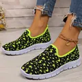 Primer plano de zapatos fly-knit transpirables con patrón de estrellas neón para mujer - 36 / Amarillo Neón
