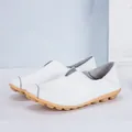 Witte casual dames loafers met een zacht leren bovenwerk en een rubberen noppenzool - 35 / Wit