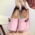 Bequeme weiche rosa flache Loafer aus echtem Leder für Damen mit dekorativen Seitenknoten - 35 / Rosa
