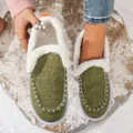 Detailopname van olijfgroene winterlaarzen met witte voering van imitatiebont voor dames - 44 / Groen