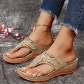 Dettaglio di sandali con zeppa estivi con eleganti decorazioni ad ala in strass - 35 / Kaki