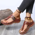 Primer plano de sandalias de cuña marrón con diseño calado y hebilla metálica chic - Marrón