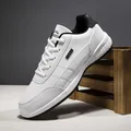Elegantes zapatillas blancas para hombre con un moderno diseño de placa impermeable - 38 / Blanco