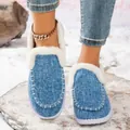Detail van blauwe denim winterloafers met dikke witte imitatiebontvoering op sneeuw. - 38 / Lichtblauw