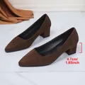Elegante dunkelbraune Pumps mit spitzer Zehenpartie und 4,7 cm Blockabsatz aus Wildleder - 35 / Braun