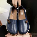 Hochwertige marineblaue flache Leder Slipper mit traditionellem Zierknoten Detail - 35 / Dunkelblau