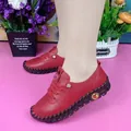 Gros plan sur des chaussures plates confortables en cuir rouge pour femmes à semelle souple - 35 / Rouge