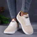 Vista detallada de zapatillas casuales color crema con punta ancha y vaqueros azules - 36 / Beige