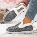 Detail van warme winterschoenen voor dames met witte bontvoering en grijs gebreid bovenwerk. - 44 / Grijs