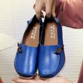Handgefertigte, leuchtend blaue flache Loafer aus echtem Leder mit braunen Knoten - 35 / Saphirblau