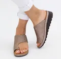 Comfortabele dames sandalen met sleehak en plateau met teenlus in taupe structuur - Bruin