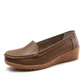 Bequeme braune Keil-Loafer für Damen mit dekorativen weißen Nähten. - 35 / Khaki