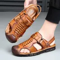 Sandales de luxe en cuir véritable pour hommes avec bout fermé et semelle antidérapante plage. - 38 / Sandales en Cuir Bout Fermé (29808) / Jaune