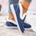 Detail van warme blauwe denim winterlaarzen met witte voering van imitatiebont. - 38 / Donkerblauw