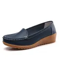 Bequeme marineblaue Leder-Wedge-Loafer für Damen mit dekorativen weißen Kontrastnähten - 35 / Dunkelblau