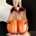 Hochwertige orangefarbene Flach-Loafer aus echtem Leder mit dekorativer Schleife - 35 / Orange
