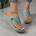Detailansicht der türkisfarbenen Keilsandalen mit 5,5 cm Absatzhöhenmessung - Grün